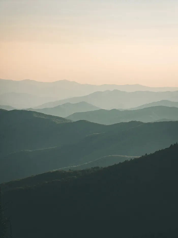 Cordillera en capas sucesivas hacia el horizonte